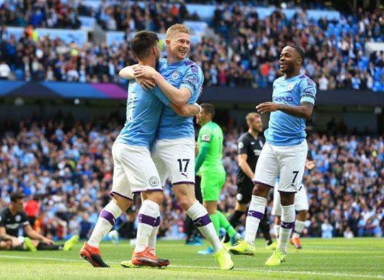 全网首发，足球纪录电影《决战梭鱼湾》明日12：00登陆爱奇艺（明日12：00，足球纪录电影《决战梭鱼湾》全网首发，上线爱奇艺）