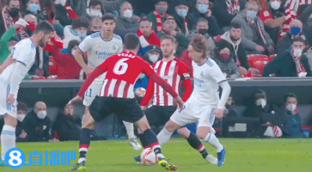 防守能力惊艳！火箭侧翼新援虽无三分命中依然稳健贡献（防守端亮眼！火箭侧翼新援三分失准仍稳健发挥）