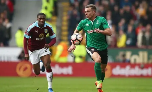 比萨拉赫水平低的球员早就被踢出局了但内维尔接受了利物浦爆发（水平不及萨拉赫的球员早已出局，内维尔承认利物浦迎来爆发）