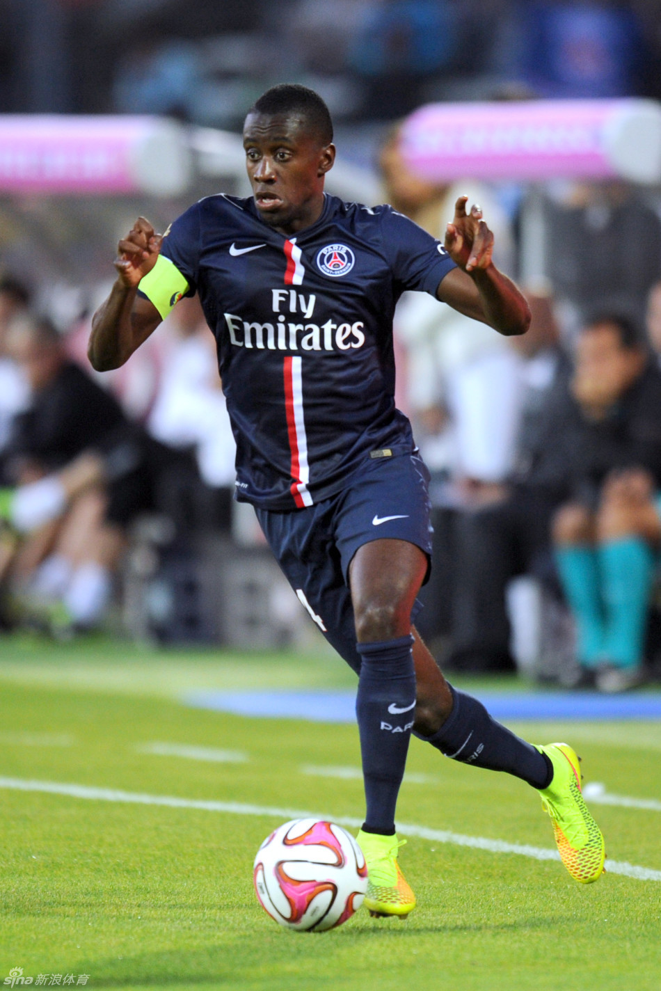 💥愤怒了！梅西离开体育场后，球迷冲场投水瓶+撕毁海报（梅西离场后爆发骚乱：球迷冲入场内投掷水瓶并撕毁海报）