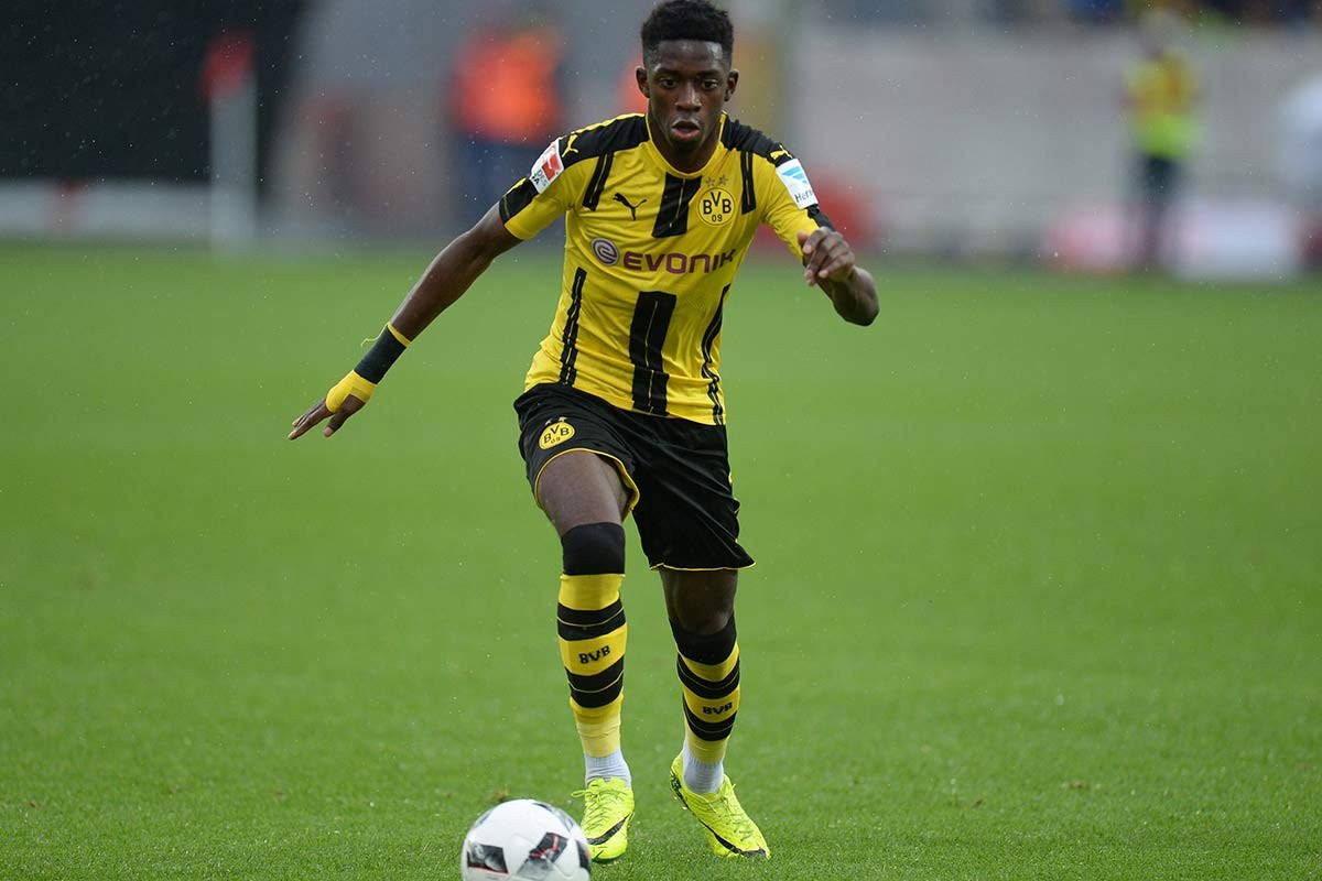 西甲发布冬季新款比赛用球：荧光黄配色，纹理致敬赛车运动（西甲推出冬季比赛用新球：荧光黄主色，纹理灵感致敬赛车运动）