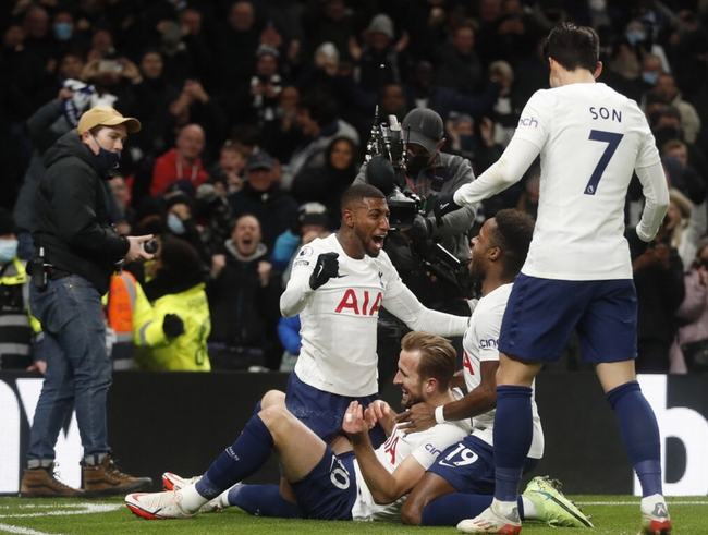 伊涅斯塔：中场球员当教练更能掌控全局，小法现在做得非常好（伊涅斯塔：中场出身更会统筹全局，小法执教表现出色）