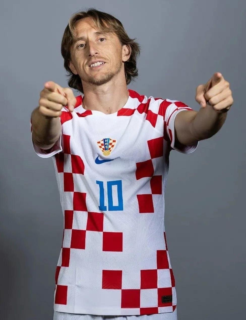 U22国家队走进成都实验小学西区分校，黄博文、于大宝等人与师生互动（U22国足走进成都实验小学西区，黄博文、于大宝等与师生面对面交流）